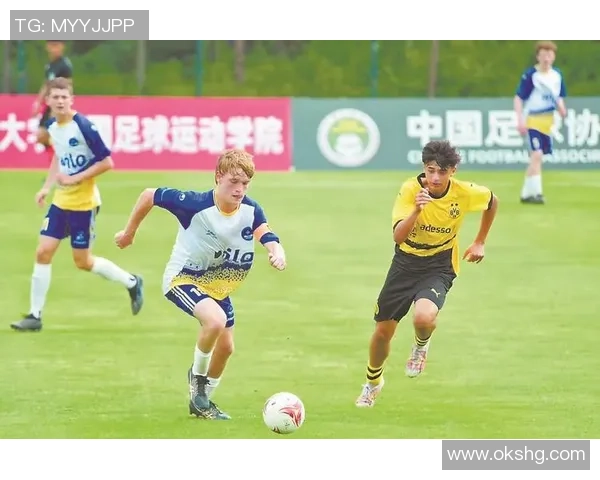 足球明星与小孩的温馨互动瞬间展现梦想与希望的交汇